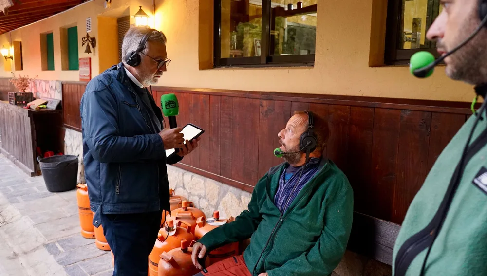 Carlos Alsina entrevistando a Pablo, gerente de las cabañas de Carucedo en el especial de Más de uno Carlos Alsina entrevistando a Pablo, gerente de las cabañas de Carucedo en el especial de Más de uno