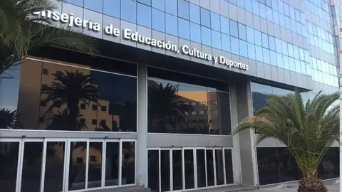Fachada de la Consejería de Educación del Gobierno de Canarias en Santa Cruz de Tenerife Fachada de la Consejería de Educación del Gobierno de Canarias en Santa Cruz de Tenerife