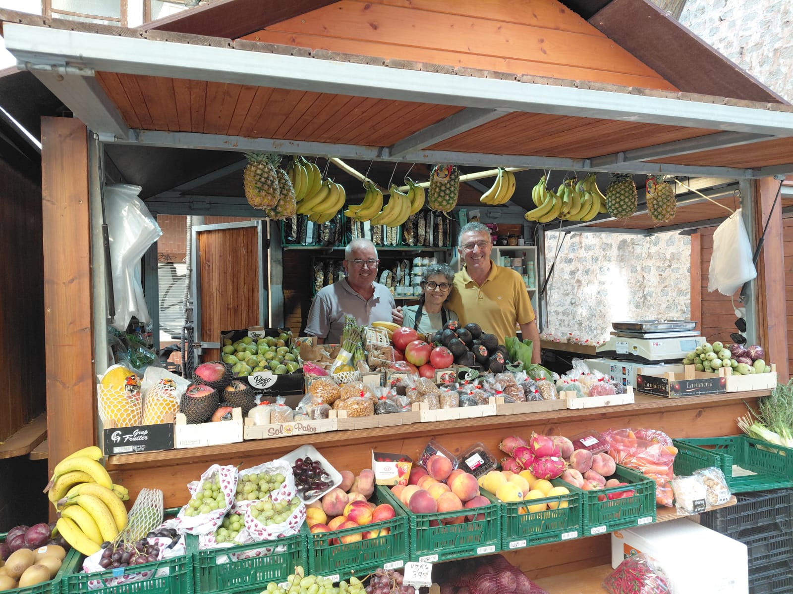 Alfonso Rojo: “Irnos a la Plaza de Sota Vila es un mal necesario porque permite mantener activo el servicio de productos frescos para residentes y turistas” Alfonso Rojo: “Irnos a la Plaza de Sota Vila es un mal necesario porque permite mantener activo el servicio de productos frescos para residentes y turistas”