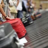  Archivo - Turistas en el aeropuerto (archivo).