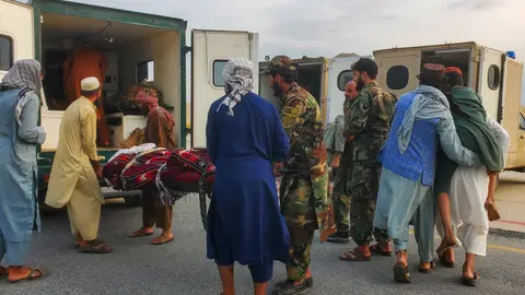 Soldados y civiles llevan a una de las víctimas a una ambulancia en el aeropuerto de Jalababad Soldados y civiles llevan a una de las víctimas a una ambulancia en el aeropuerto de Jalababad/ Reuters