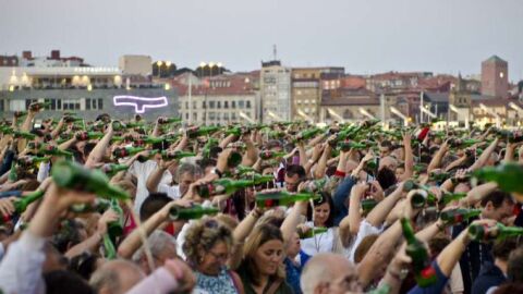 Gij&oacute;n volvi&oacute; a batir el r&eacute;cord de escanciado simult&aacute;neo de sidra