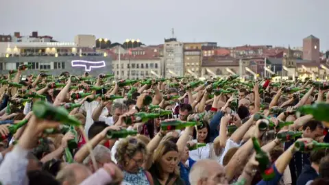 Gijón volvió a batir el récord de escanciado simultáneo de sidra Gijón volvió a batir el récord de escanciado simultáneo de sidra