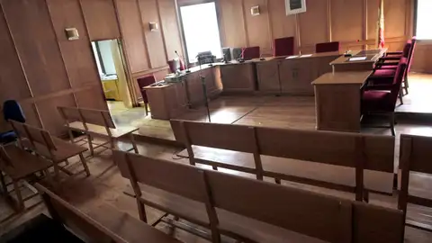 Vista de una sala de juicios vacía. Vista de una sala de juicios vacía.