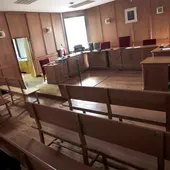 Vista de una sala de juicios vacía. Vista de una sala de juicios vacía.