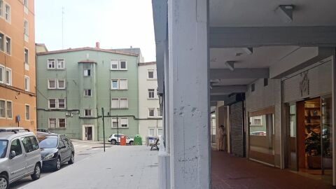 Edificio, con la fachada verde, en el que está el narcopiso de Sagrada Familia Edificio, con la fachada verde, en el que está el narcopiso de Sagrada Familia