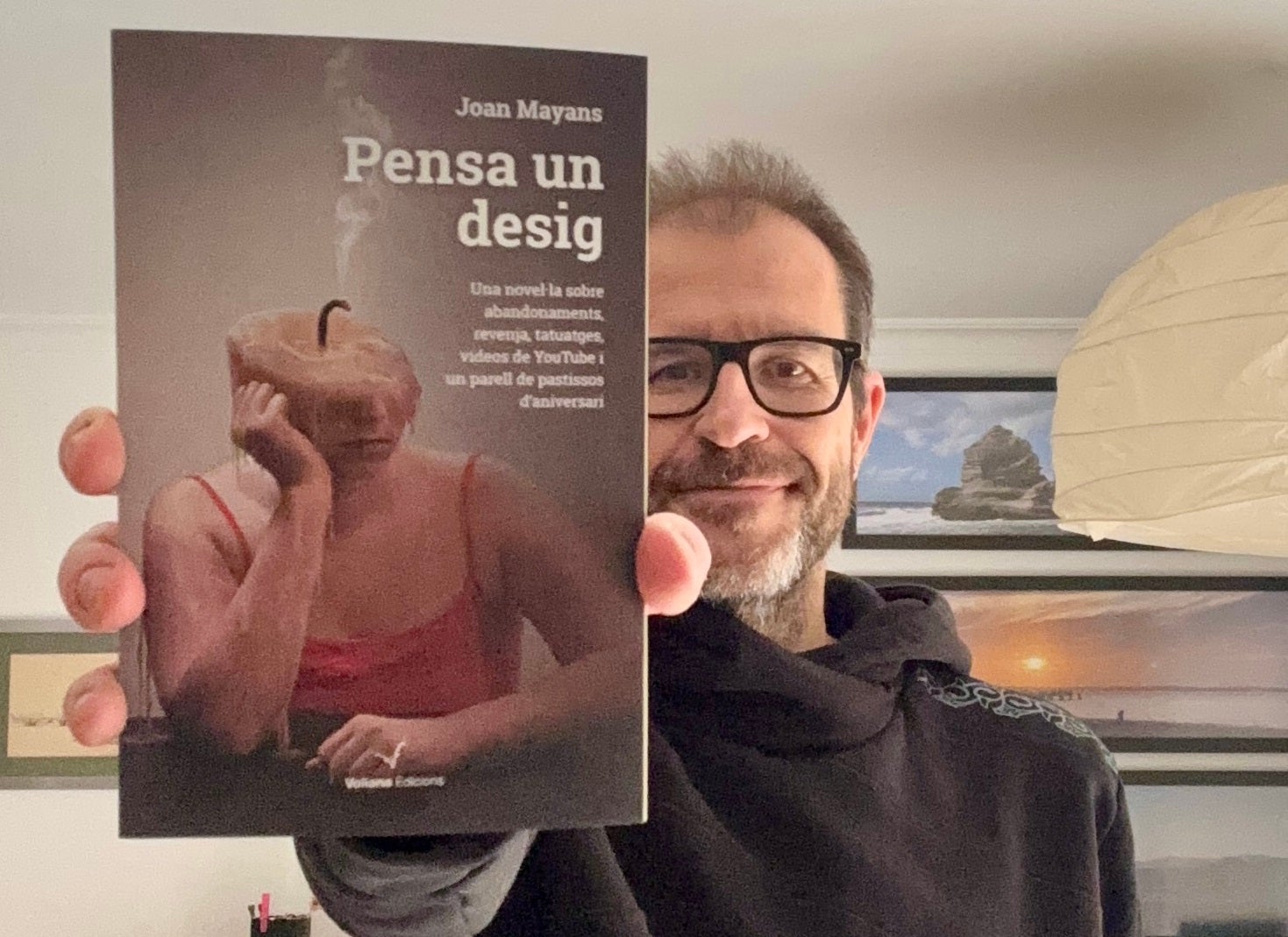 Joan Mayans: “Pensa un desig es una novela que refleja vidas alternativas y paralelas con personajes que enfrentan dilemas cotidianos” Joan Mayans: “Pensa un desig es una novela que refleja vidas alternativas y paralelas con personajes que enfrentan dilemas cotidianos”