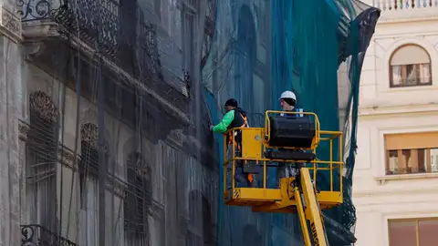 Dos operarios trabajan en una obra Dos operarios trabajan en una obra