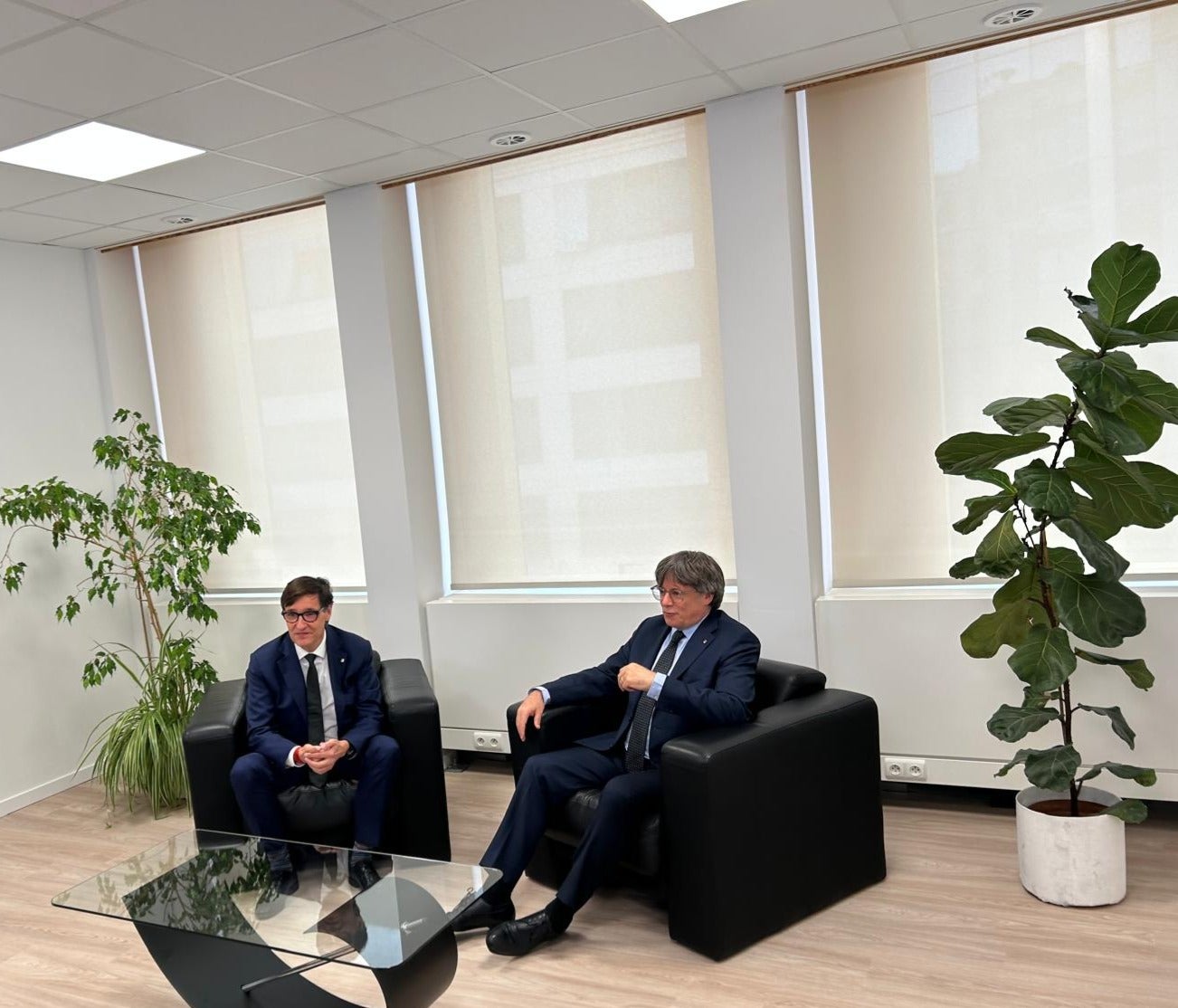 Illa y Puigdemont se reúnen en Bruselas durante una hora y media: "Hoy damos un buen ejemplo" Illa y Puigdemont se reúnen en Bruselas durante una hora y media: "Hoy damos un buen ejemplo"