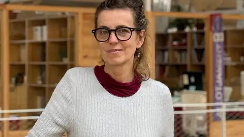 Júlia Vega, Almena Júlia Vega, Almena