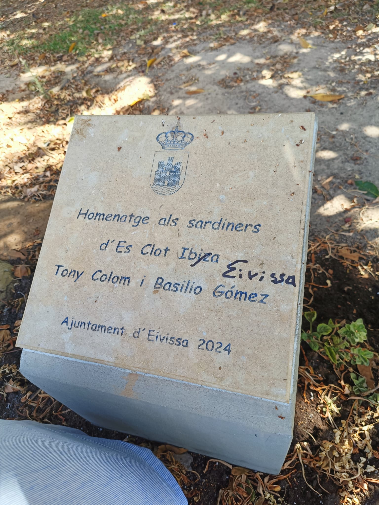 Pepe Pérez: “Al vandalizar el monolito del Parque de la Paz se daña el recuerdo de quienes mantienen vivo al barrio de Es Clot” Pepe Pérez: “Al vandalizar el monolito del Parque de la Paz se daña el recuerdo de quienes mantienen vivo al barrio de Es Clot”