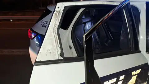 Estado en el que quedó la patrulla de la Policía Local de Elche en la que se trasladaba al detenido. Estado en el que quedó la patrulla de la Policía Local de Elche en la que se trasladaba al detenido.
