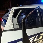 Estado en el que quedó la patrulla de la Policía Local de Elche en la que se trasladaba al detenido. 