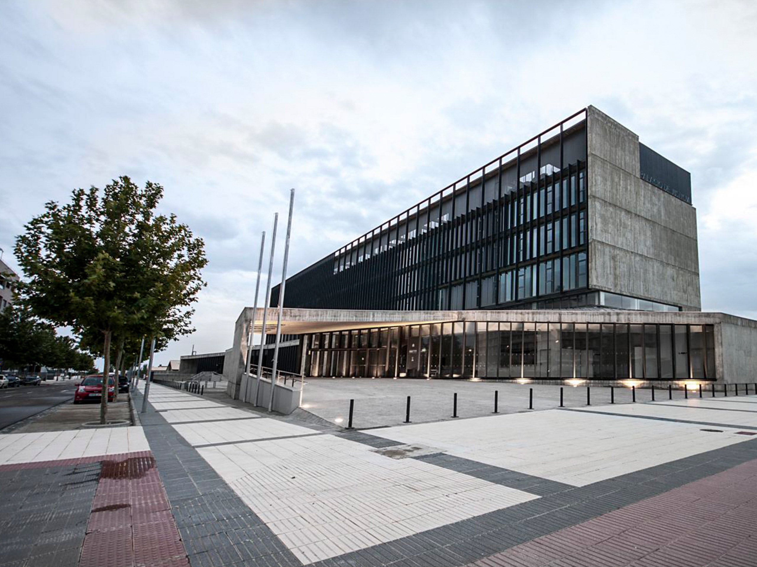 Los vecinos del barrio de San Lorenzo en Huesca se oponen a más plazas de zona azul Los vecinos del barrio de San Lorenzo en Huesca se oponen a más plazas de zona azul