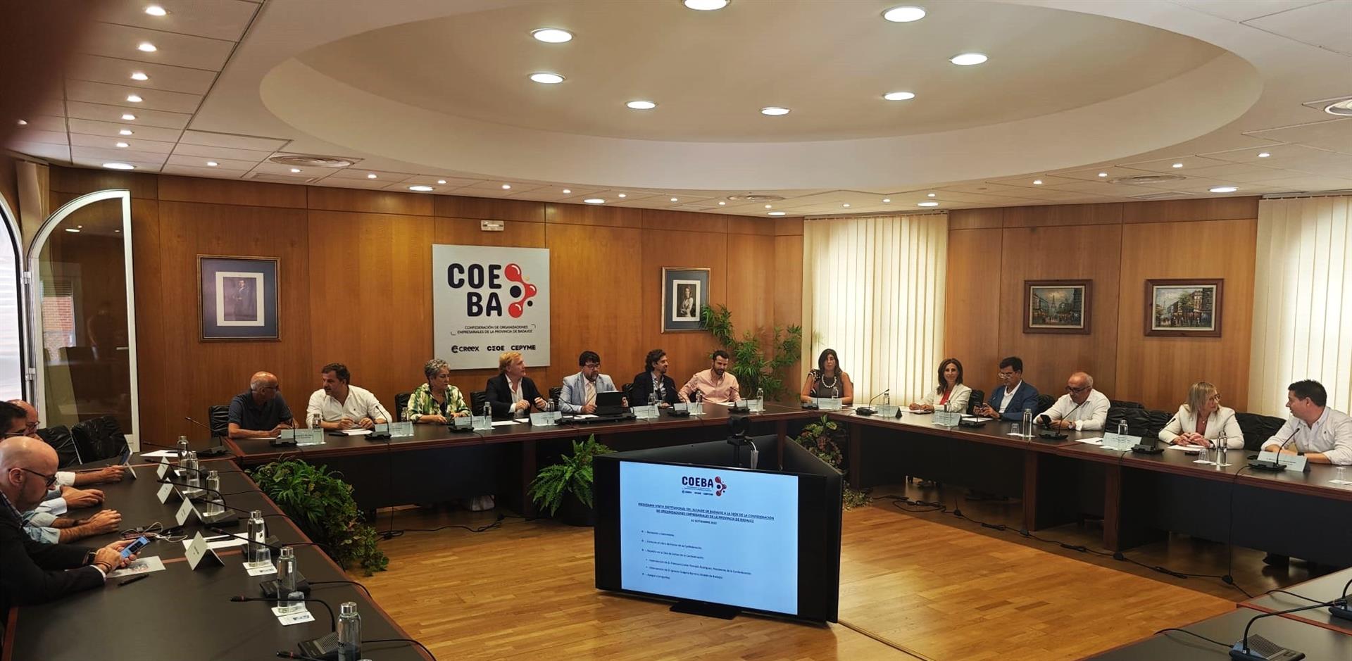 Responsables de Coeba trasladan al alcalde de Badajoz sus propuestas para impulsar el crecimiento de la ciudad Responsables de Coeba trasladan al alcalde de Badajoz sus propuestas para impulsar el crecimiento de la ciudad