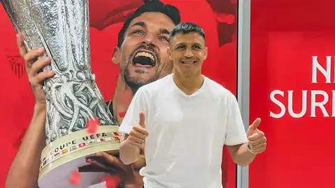 El delantero chileno Alexis Sánchez a su llegada al aeropuerto de la capital andaluza para firmar su contrato con el Sevilla FC El delantero chileno Alexis Sánchez a su llegada al aeropuerto de la capital andaluza para firmar su contrato con el Sevilla FC