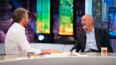 Arturo Pérez-Reverte se moja al hablar de Vox: "Es el comodín de todos menos del PP, es el gran revulsivo político" Arturo Pérez-Reverte se moja al hablar de Vox: "Es el comodín de todos menos del PP, es el gran revulsivo político"