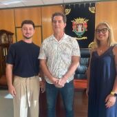 Luis Rico, en el centro de la imagen, va a ser el pregonero de las fiestas patronales de Petrer de este año.