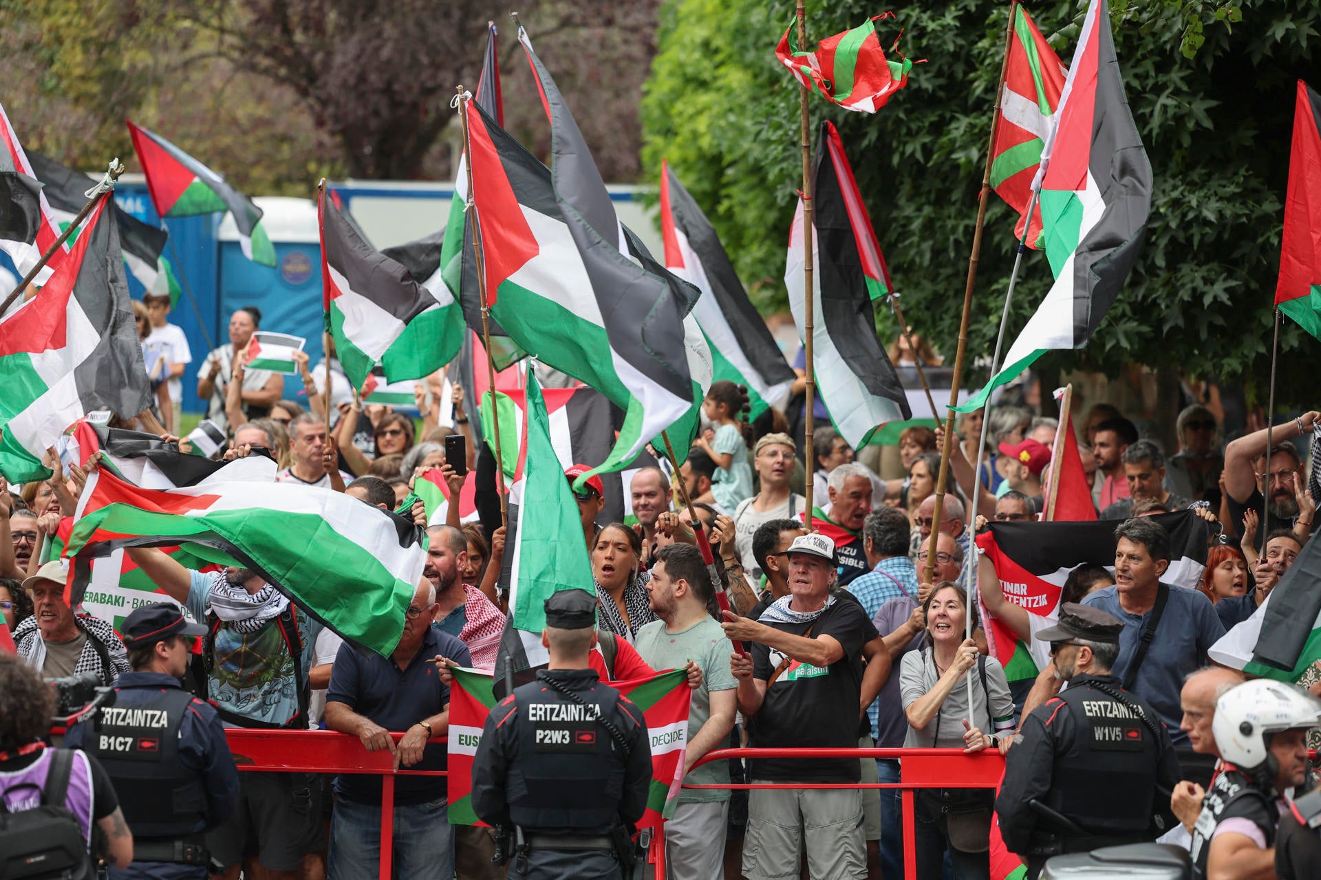 Lío en la Vuelta a España: la etapa en Bilbao termina a 3 km de meta por no poder garantizar la seguridad Lío en la Vuelta a España: la etapa en Bilbao termina a 3 km de meta por no poder garantizar la seguridad