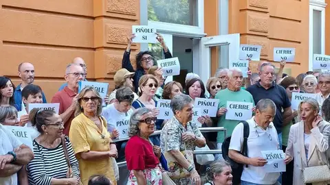 Protesta contra el cierre del Museo Nicanor Piñole en Gijón Protesta contra el cierre del Museo Nicanor Piñole en Gijón