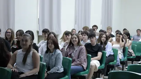 Estudiantes en la Facultad de Economía y Empresa en el primer día de vuelta a las aulas Estudiantes en la Facultad de Economía y Empresa en el primer día de vuelta a las aulas