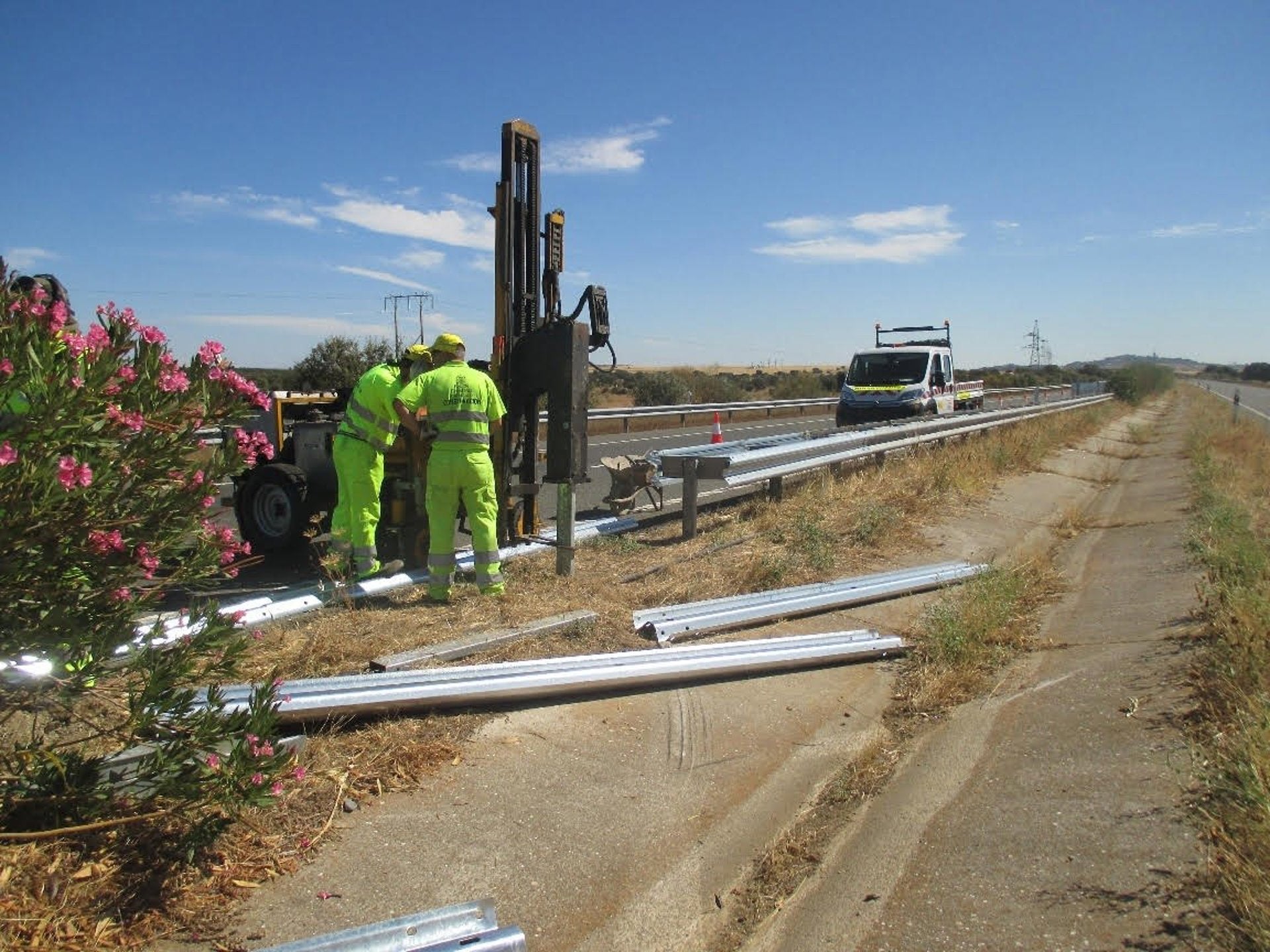 El Gobierno central destina 39,1 millones de euros a conservación de carreteras en las provincias de Cáceres y Badajoz El Gobierno central destina 39,1 millones de euros a conservación de carreteras en las provincias de Cáceres y Badajoz