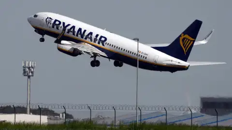 La compañía Ryanair reducirá sus conexiones por el incremento de las tasas aeroportuarias La compañía Ryanair reducirá sus conexiones por el incremento de las tasas aeroportuarias