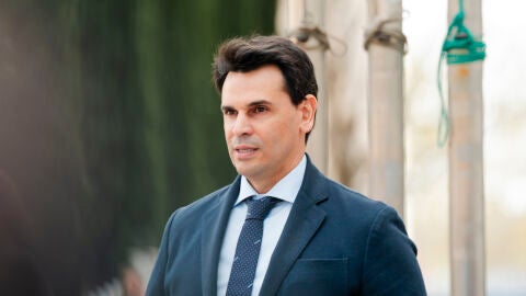 : La pareja del presidente de la Comunidad de Madrid, Alberto Gonz&aacute;lez Amador, sale de los Juzgados de Plaza de Castilla tras declarar el 10 de abril de 2025 en Madrid, Espa&ntilde;a. 