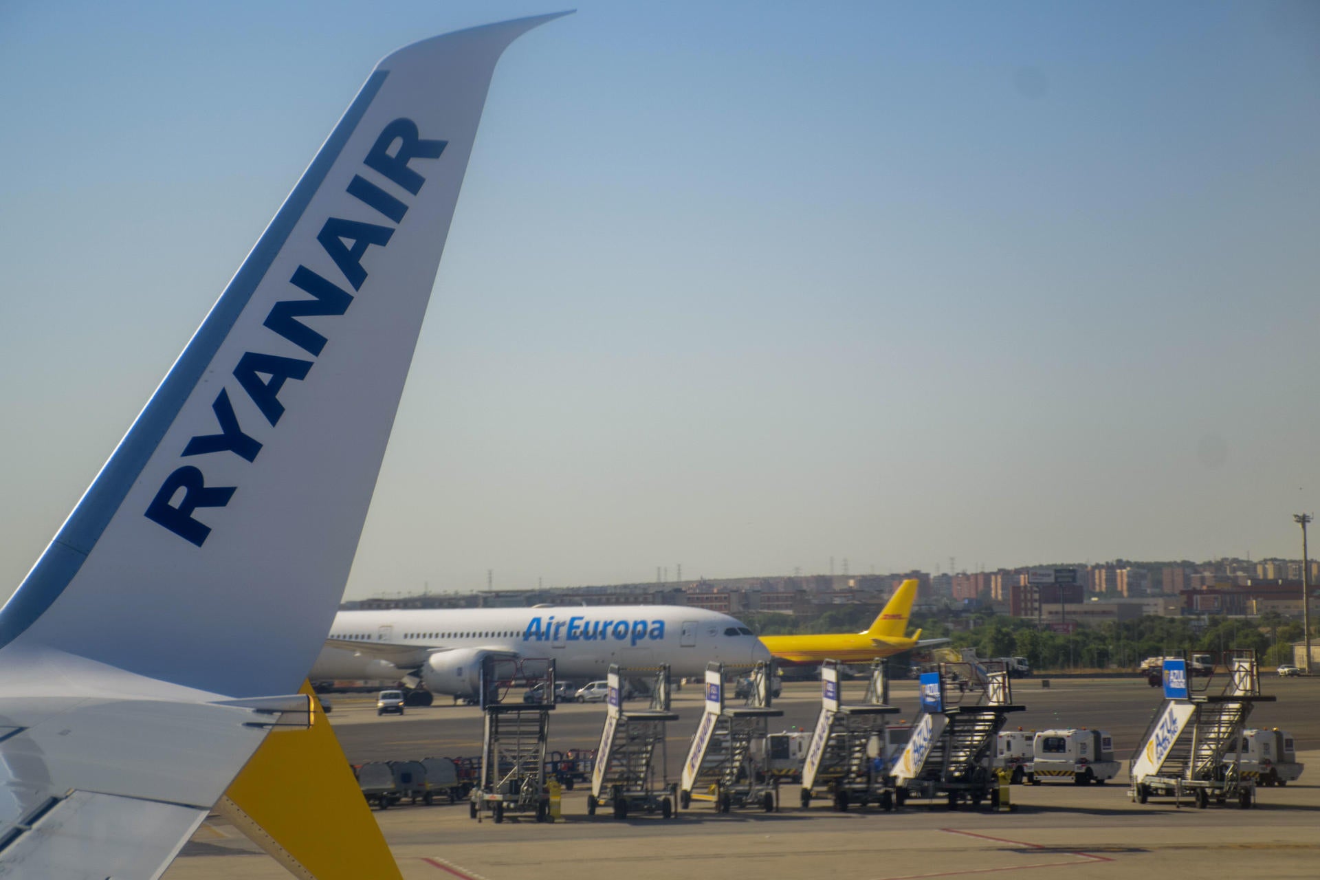 La Xunta señala a Aena por la decisión de Ryanair y denuncia el trato del Gobierno a aeropuertos medianos y pequeños La Xunta señala a Aena por la decisión de Ryanair y denuncia el trato del Gobierno a aeropuertos medianos y pequeños