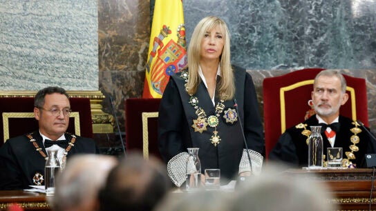 La presidenta del Tribunal Supremo y el Consejo General del Poder Judicial (CGPJ), Isabel Perell&oacute; (c) junto al rey Felipe VI (d) y el fiscal general del Estado/ EFE/Chema Moya