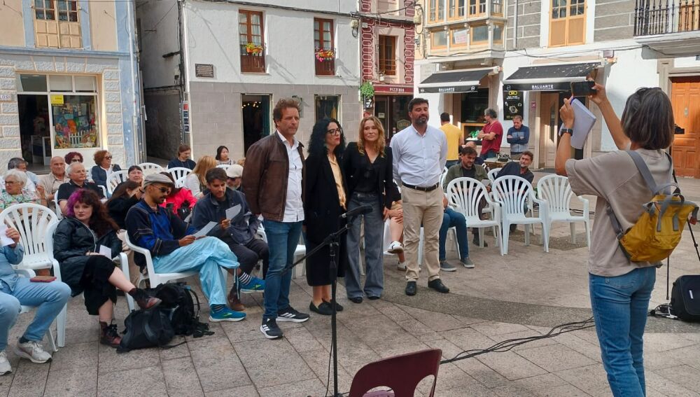 La Favorita de Xuan Bello ofrece en Luarca diecisiete actuaciones, desde música hasta teatro y performance.