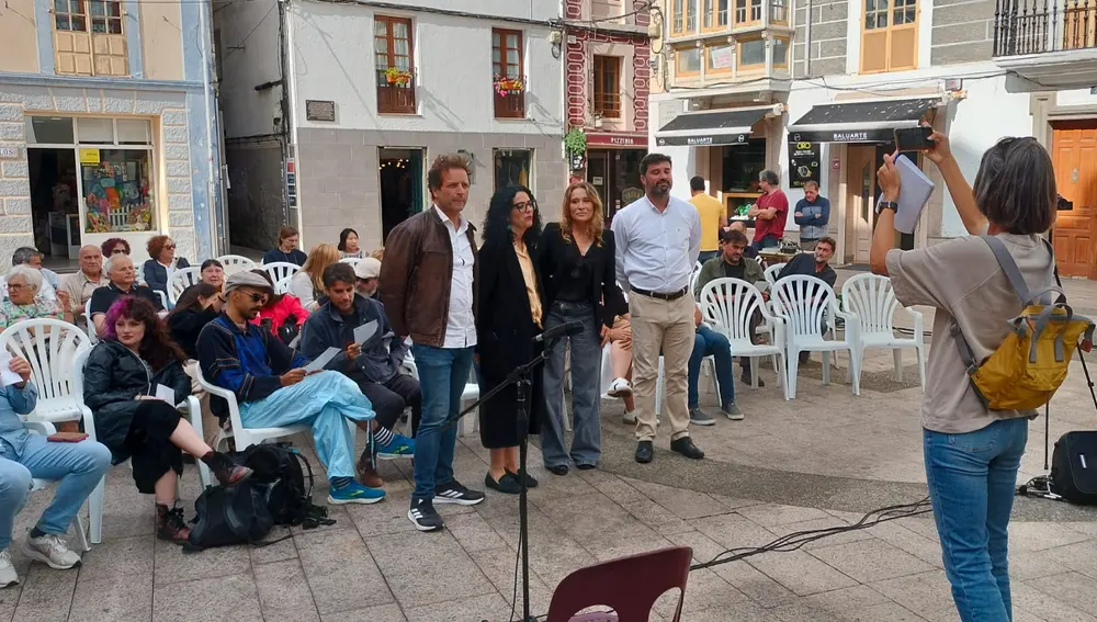 La Favorita de Xuan Bello ofrece en Luarca diecisiete actuaciones, desde música hasta teatro y performance. La Favorita de Xuan Bello ofrece en Luarca diecisiete actuaciones, desde música hasta teatro y performance.