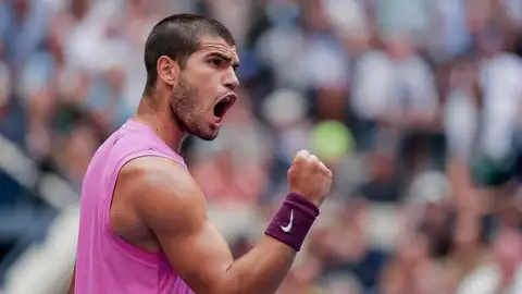 Carlos Alcaraz celebra uno de sus puntos ganadores ante Djokovic en la semifinal del US Open 2025 Carlos Alcaraz celebra uno de sus puntos ganadores ante Djokovic en la semifinal del US Open 2025