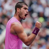 Carlos Alcaraz celebra uno de sus puntos ganadores ante Djokovic en la semifinal del US Open 2025 Carlos Alcaraz celebra uno de sus puntos ganadores ante Djokovic en la semifinal del US Open 2025