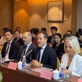 Carlos Velázquez durante una reunión en su viaje a China en septiembre de 2025.