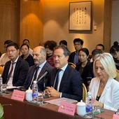 Carlos Velázquez durante una reunión en su viaje a China en septiembre de 2025. Carlos Velázquez durante una reunión en su viaje a China en septiembre de 2025.