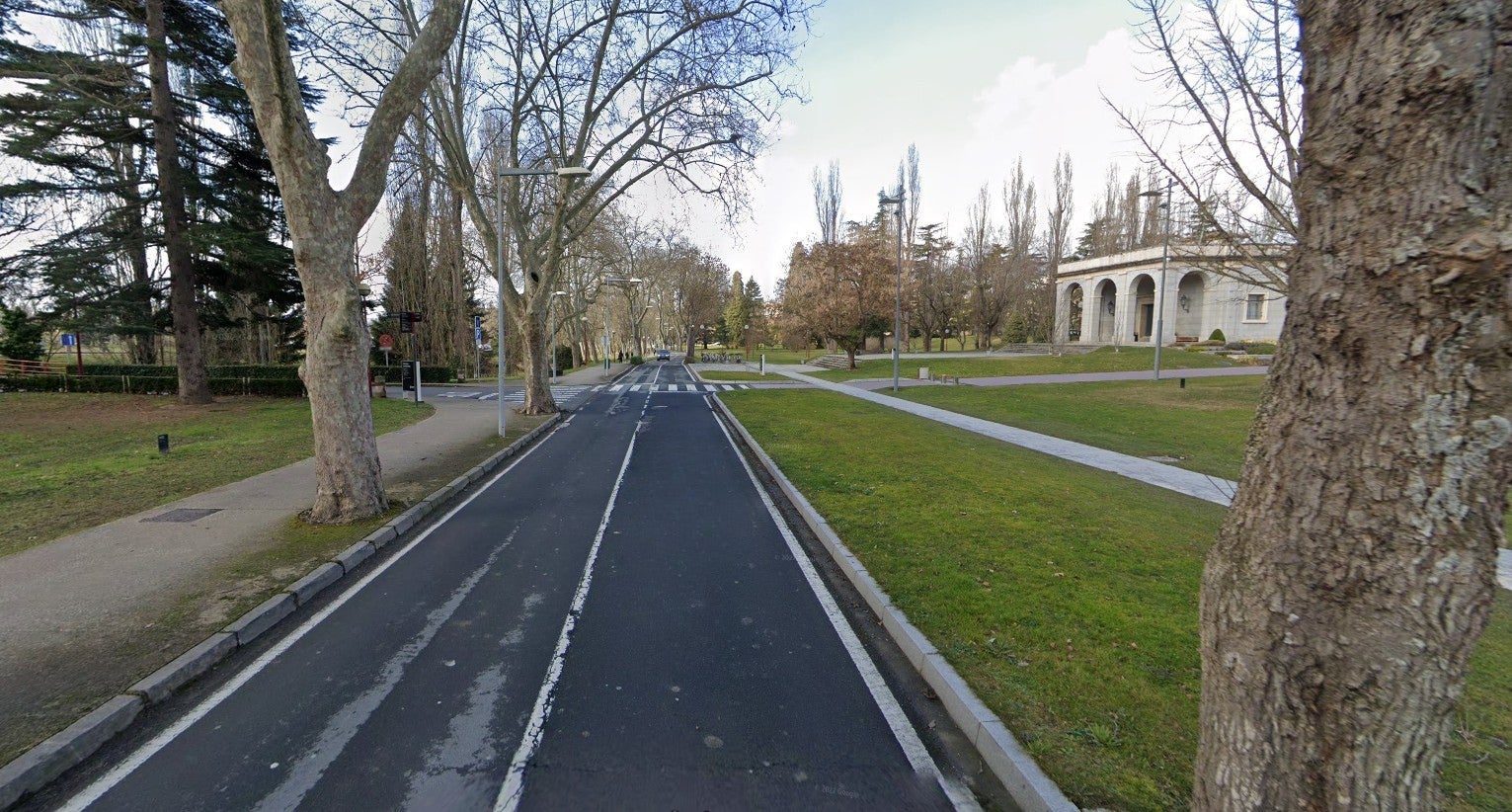 El Ayuntamiento de Pamplona da marcha atrás y permitirá el tránsito en un sentido en la carretera de la Universidad de Navarra El Ayuntamiento de Pamplona da marcha atrás y permitirá el tránsito en un sentido en la carretera de la Universidad de Navarra