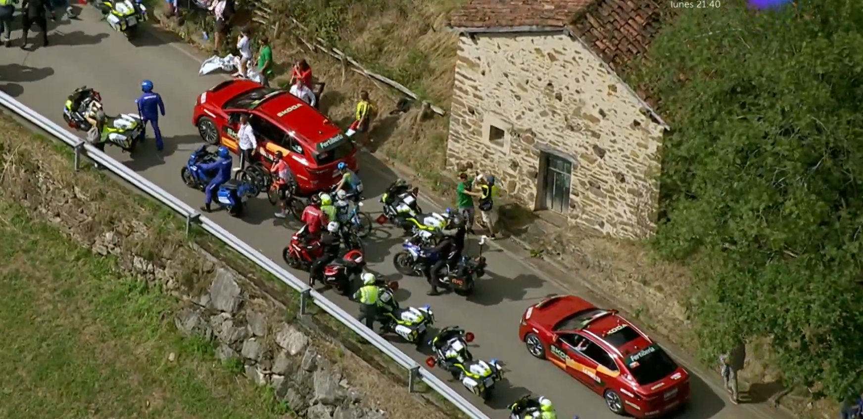 Manifestantes pro Palestina interrumpen la fuga en La Vuelta camino al Angliru Manifestantes pro Palestina interrumpen la fuga en La Vuelta camino al Angliru