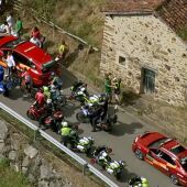 Manifestantes pro Palestina interrumpen la fuga en La Vuelta en la subida al Angliru