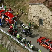 Manifestantes pro Palestina interrumpen la fuga en La Vuelta en la subida al Angliru Manifestantes pro Palestina interrumpen la fuga en La Vuelta en la subida al Angliru