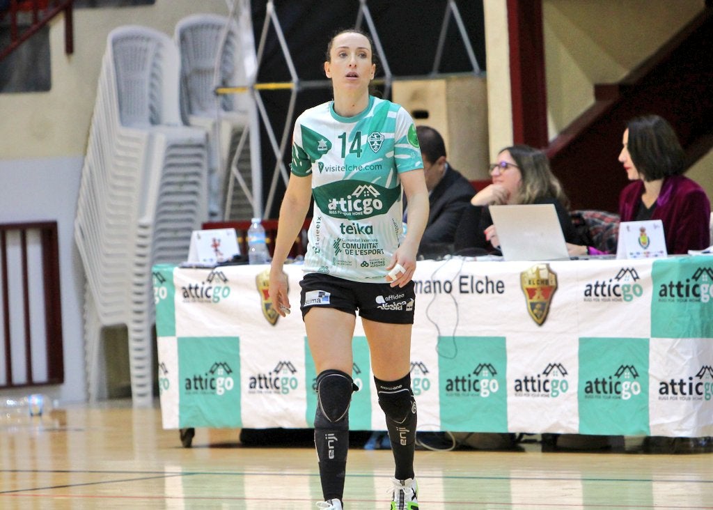 El Club Balonmano Elche retira el dorsal de María Flores del primer equipo femenino El Club Balonmano Elche retira el dorsal de María Flores del primer equipo femenino