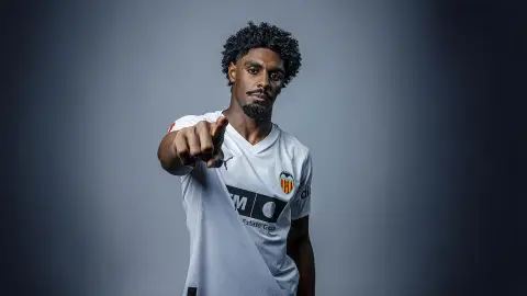 Thierry Rendall acelera en su vuelta y apunta al FC Barcelona Thierry Rendall acelera en su vuelta y apunta al FC Barcelona