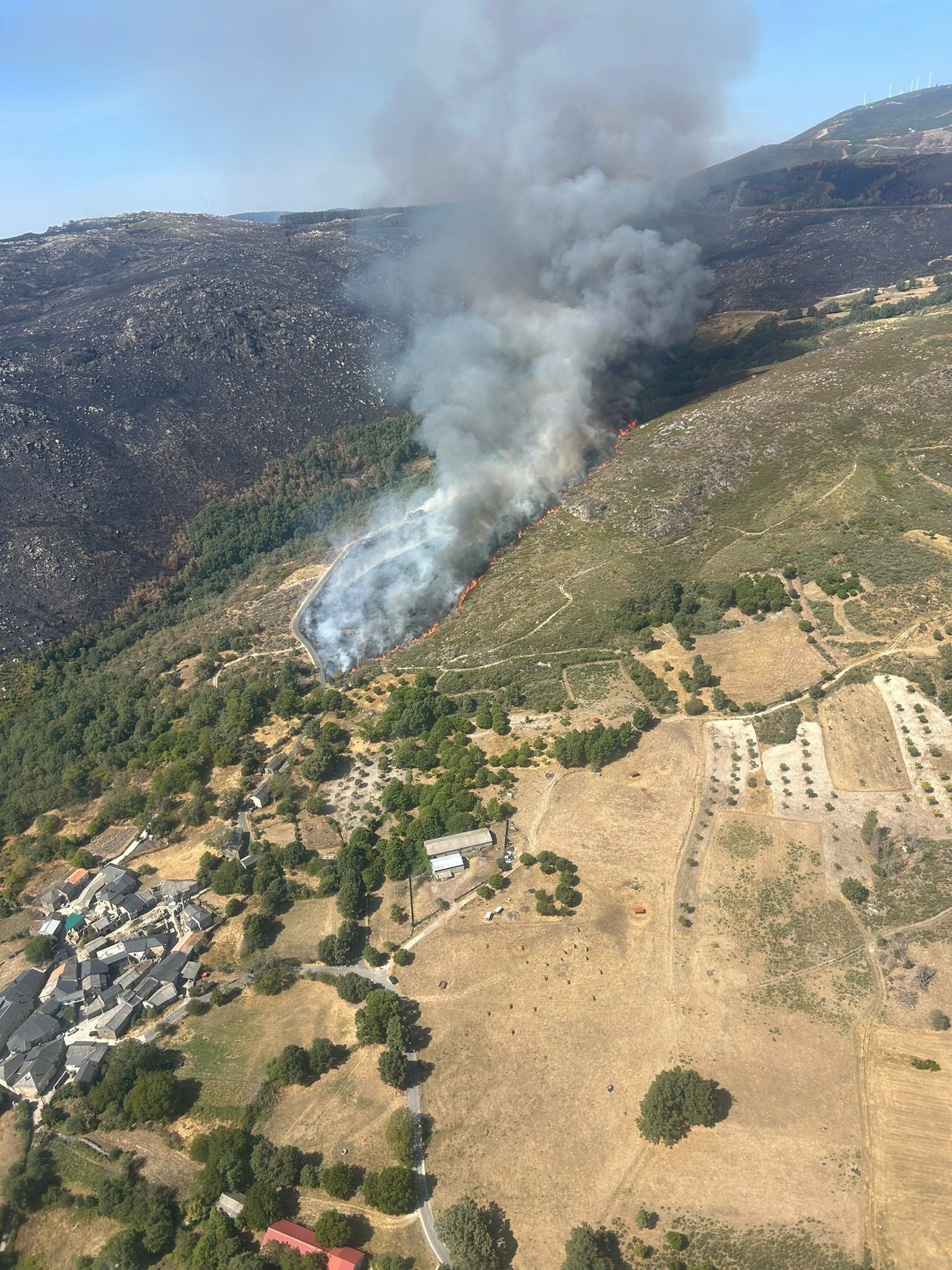 Declarado un incendio de nivel 2 de emergencia en Castromil (Zamora) Declarado un incendio de nivel 2 de emergencia en Castromil (Zamora)