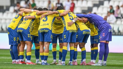 Jugadores de Las Palmas antes del partido en Burgos