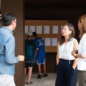 La alcaldesa de Almassora, María Tormo, da por inaugurado el curso escolar visitando las obras el IES Falomir. 