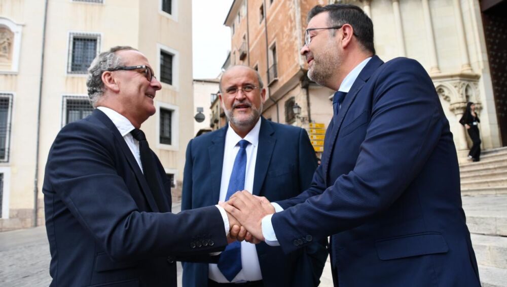 El consejero de Educación, el director de Exposiciones de la Fundación Juan March y director del Museo de Arte Abstracto de Cuenca, Manuel Fontá, y el vicepresidente de la Junta