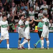 El Elche celebra el gol de Rodri Mendoza ante el Levante.