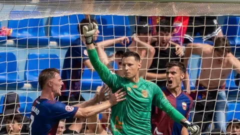 Ramón Vila, tras detener el penalti ante el Villarreal 'B'. Ramón Vila, tras detener el penalti ante el Villarreal 'B'.