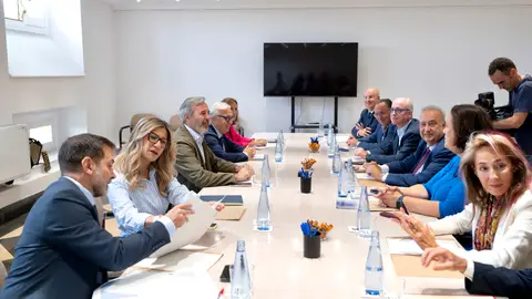 Azcón y Vaquero con representantes del porcino durante la reunión en el Pignatelli Azcón y Vaquero con representantes del porcino durante la reunión en el Pignatelli