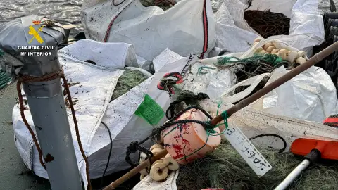 Descubiertas 51 nasas ilegales y una red de un kilómetro en la bahía de Santoña Descubiertas 51 nasas ilegales y una red de un kilómetro en la bahía de Santoña